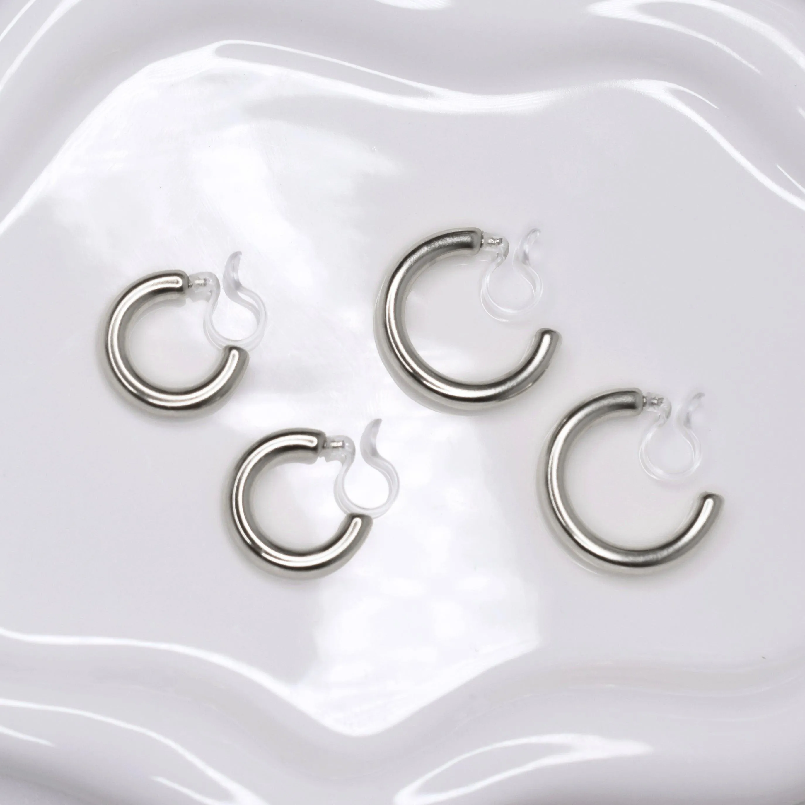 HOLLOW CHUNKY MEDIUM HOOP CLIP-ON EARRINGS IN SILVER